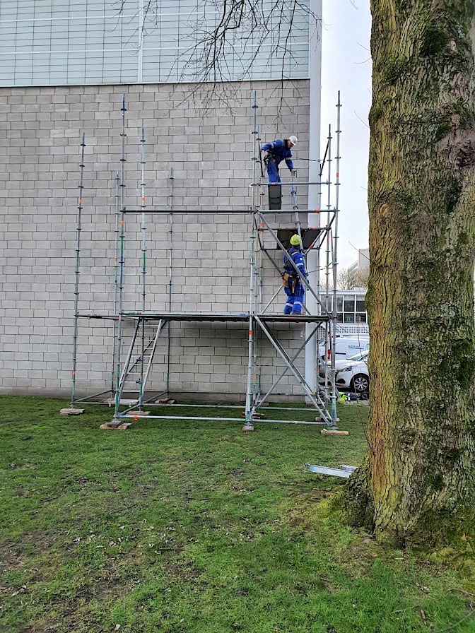 Opbouwen steiger voor asbestverwijdering