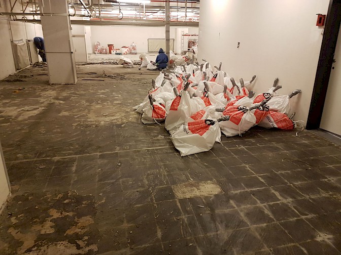 Asbestzakken in containment Eindhoven