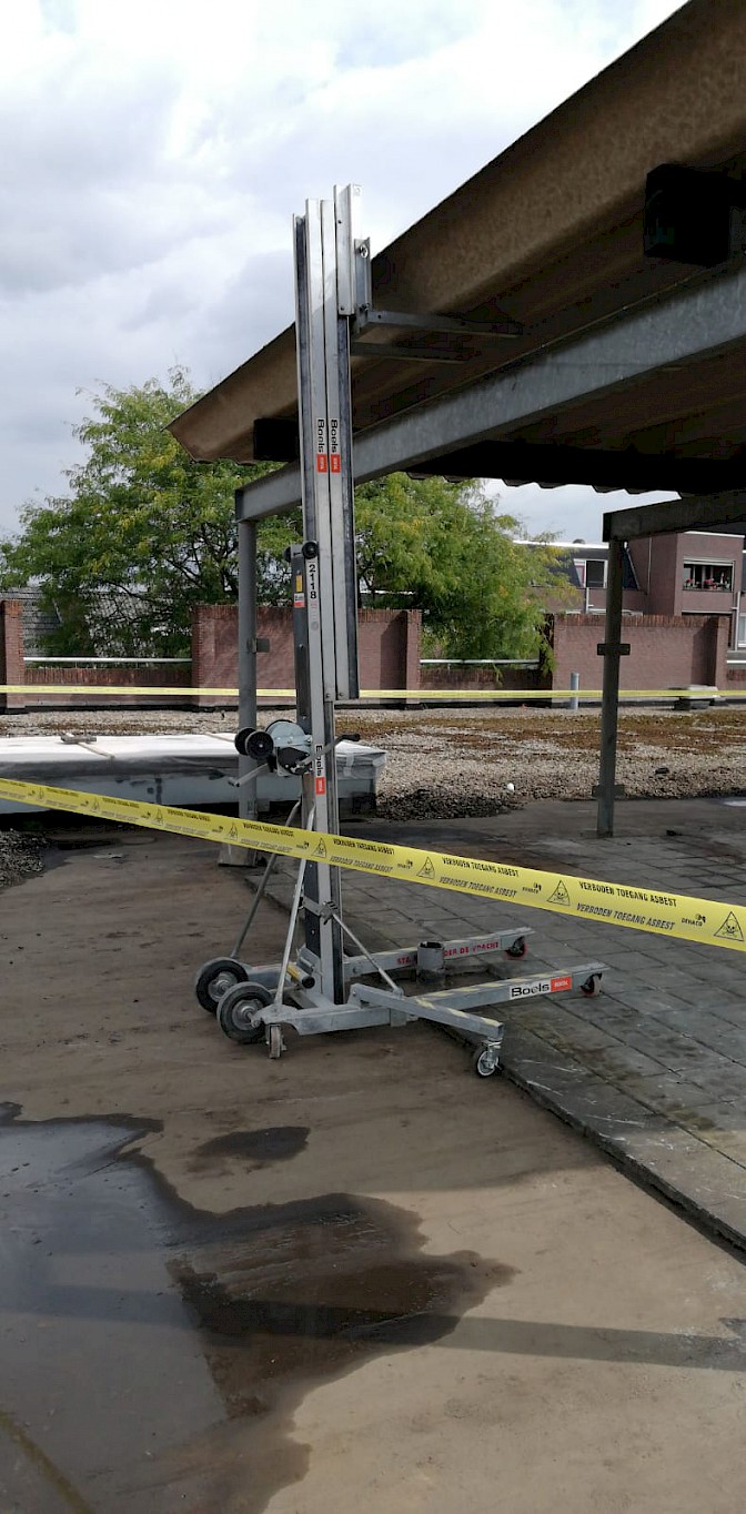 Grote golfplaten sanering op dak Roermond