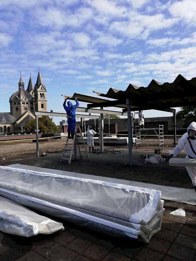Golfplaten verwijderen dak V&D Roermond