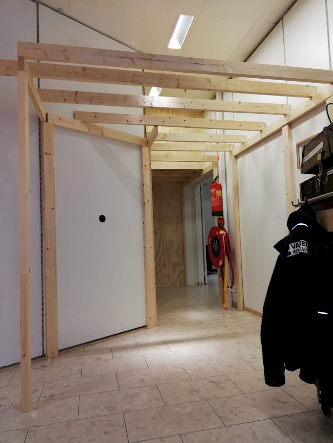 Containment van hout